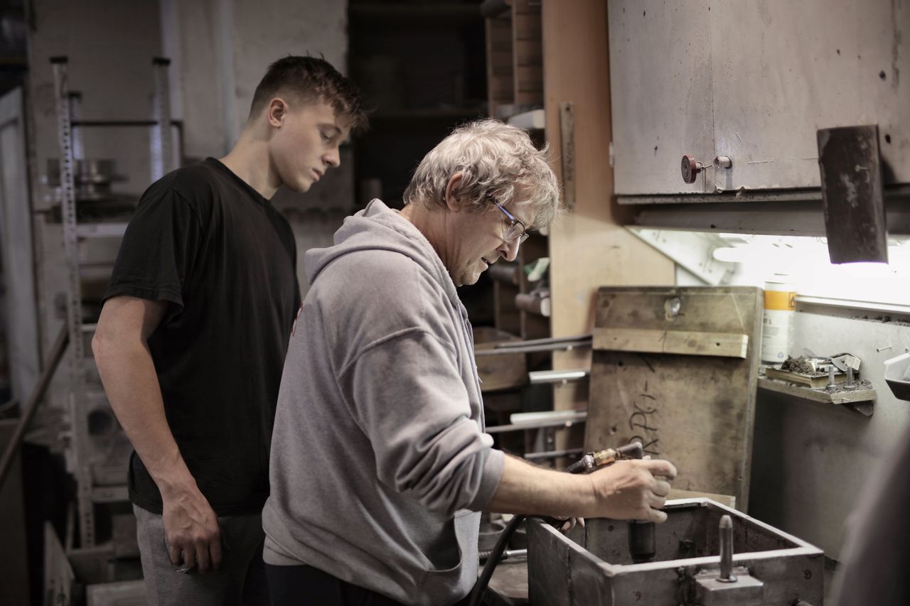 Tuteur et apprenti en atelier