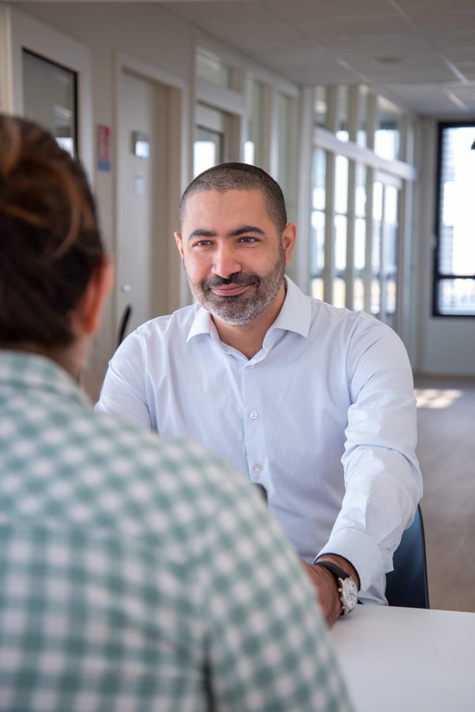 Mehdi Mora, fondateur de Kalatea, en entretien de recrutement